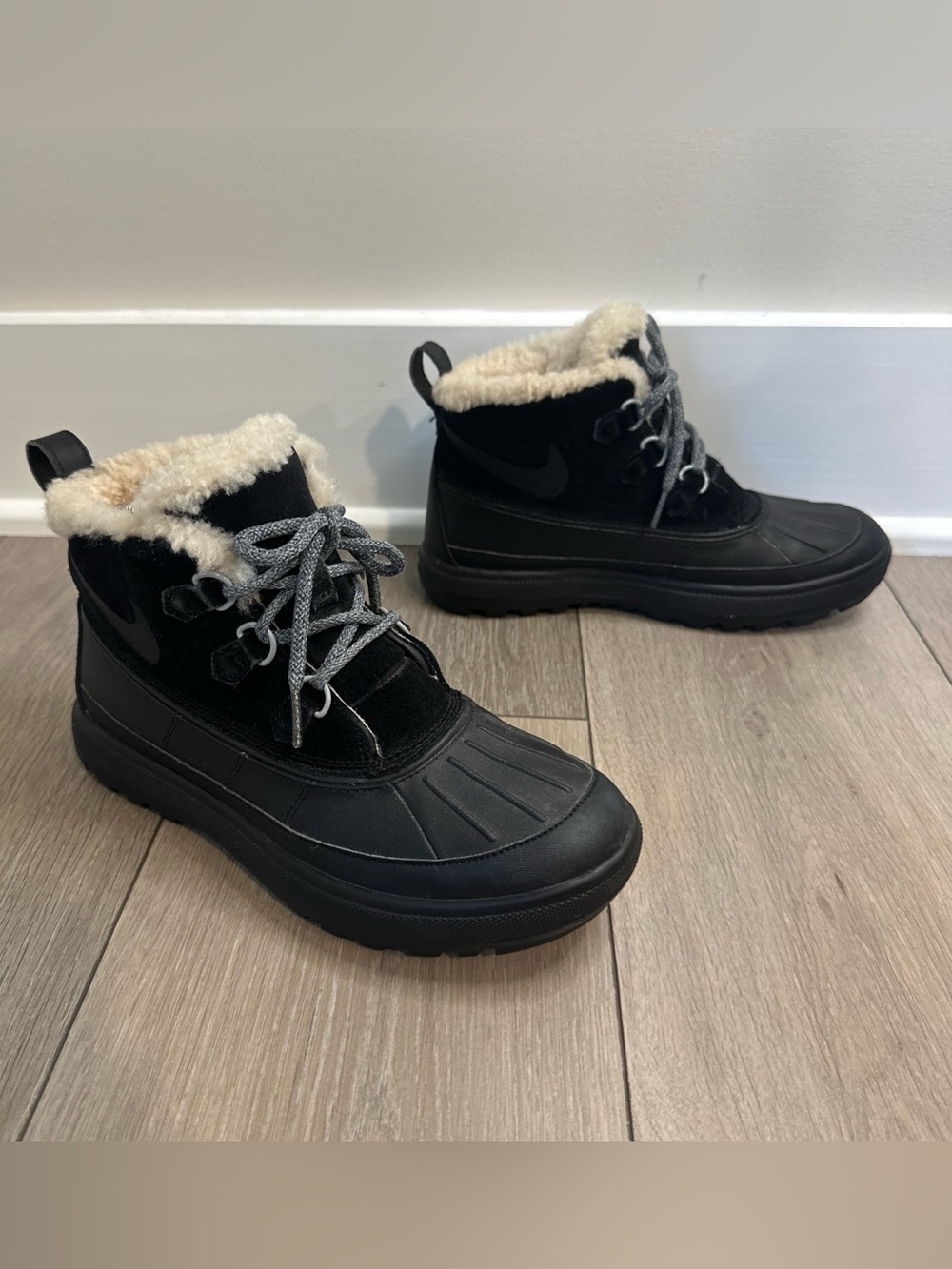 Nike Women’s 8.5 Woodside Chukka 2 ACG 537345-001 Triple Black Ankle Boots Fur